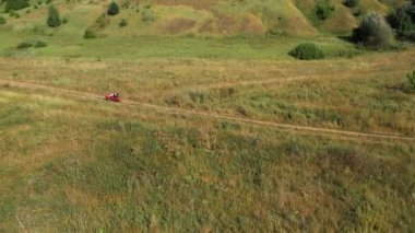 Yeşil tarlaların ve ormanların üzerinde uçuyorum. Sıcak yaz. Güneşli.