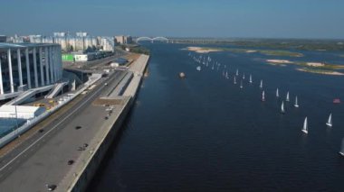 Nizhniy Novgorod. 21.08.21.Çok sayıda yelkenli yatı nehir kıyısı boyunca birlikte hareket eder.