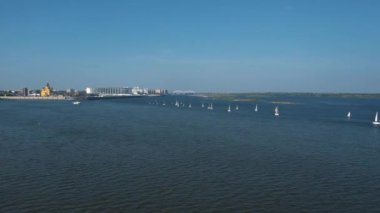 Nizhniy Novgorod. 21.08.21.Çok sayıda yelkenli yatı nehir kıyısı boyunca birlikte hareket eder.