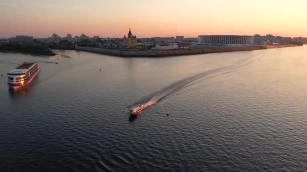 Een Groot Schip Bij Zonsondergang Beweegt Zich Bij Samenvloeiing Van — Stockvideo