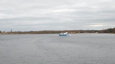 Nizhniy Novgorod. (06.10.21.A) Su üzerinde hovercraft uçuşu. Kumlu kıyılar ve ağaçlar boyunca