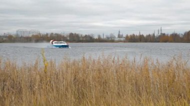 Nizhniy Novgorod. (06.10.21.A) Su üzerinde hovercraft uçuşu. Kumlu kıyılar ve ağaçlar boyunca