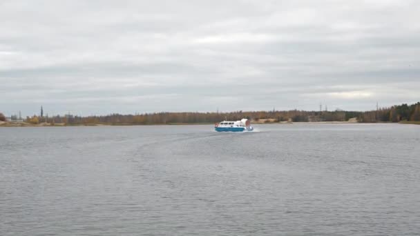 Nizhniy Novgorod Russia A气垫船在水面上航行 沿着沙滩海岸和树木 — 图库视频影像