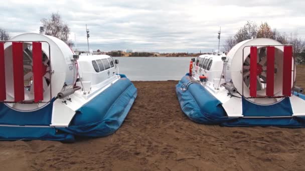 Nizhniy Novgorod Russia Barco Está Pie Orilla Arena Está Preparando — Vídeos de Stock