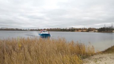 Nizhniy Novgorod. (06.10.21.A) Su üzerinde hovercraft uçuşu. Kumlu kıyılar ve ağaçlar boyunca