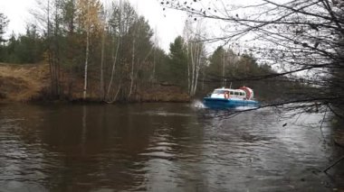 Nizhniy Novgorod. (06.10.21.A) Su üzerinde hovercraft uçuşu. Kumlu kıyılar ve ağaçlar boyunca