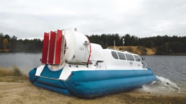 Nizhniy Novgorod. (06.10.21.A) Su üzerinde hovercraft uçuşu. Kumlu kıyılar ve ağaçlar boyunca