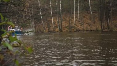 Nizhniy Novgorod. 06.10.21.Tekne kumlu sahilde duruyor ve alıcının ilk fırlatmasına hazırlanıyor.