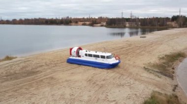 Nizhniy Novgorod. (06.10.21.A) Su üzerinde hovercraft uçuşu. Kumlu kıyılar ve ağaçlar boyunca