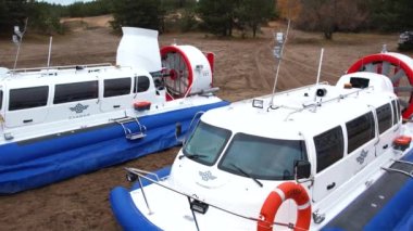 Nizhniy Novgorod. 06.10.21.Tekne kumlu sahilde duruyor ve alıcının ilk fırlatmasına hazırlanıyor.