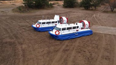 Nizhniy Novgorod. 06.10.21.Tekne kumlu sahilde duruyor ve alıcının ilk fırlatmasına hazırlanıyor.