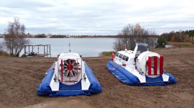 Nizhniy Novgorod. 06.10.21.Tekne kumlu sahilde duruyor ve alıcının ilk fırlatmasına hazırlanıyor.