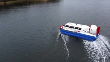 Nizhniy Novgorod. (06.10.21.A) Su üzerinde hovercraft uçuşu. Kumlu kıyılar ve ağaçlar boyunca