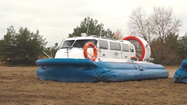 Nizhniy Novgorod. 06.10.21.Tekne kumlu sahilde duruyor ve alıcının ilk fırlatmasına hazırlanıyor.