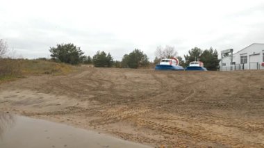 Nizhniy Novgorod. (06.10.21.A) Su üzerinde hovercraft uçuşu. Kumlu kıyılar ve ağaçlar boyunca