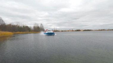 Nizhniy Novgorod. (06.10.21.A) Su üzerinde hovercraft uçuşu. Kumlu kıyılar ve ağaçlar boyunca