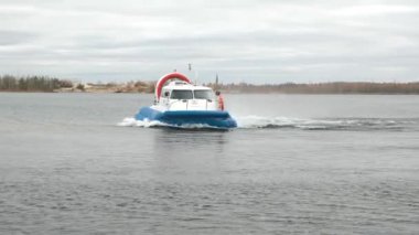 Nizhniy Novgorod. (06.10.21.A) Su üzerinde hovercraft uçuşu. Kumlu kıyılar ve ağaçlar boyunca