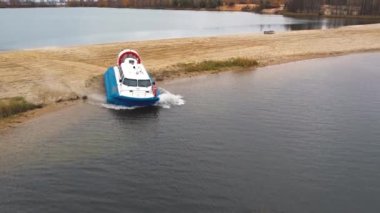 Nizhniy Novgorod. (06.10.21.A) Su üzerinde hovercraft uçuşu. Kumlu kıyılar ve ağaçlar boyunca