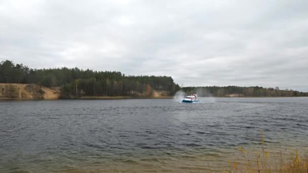 Nizjnij Novgorod Rusland06 Een Hovercraft Rijdt Het Water Langs Zandstranden — Stockvideo