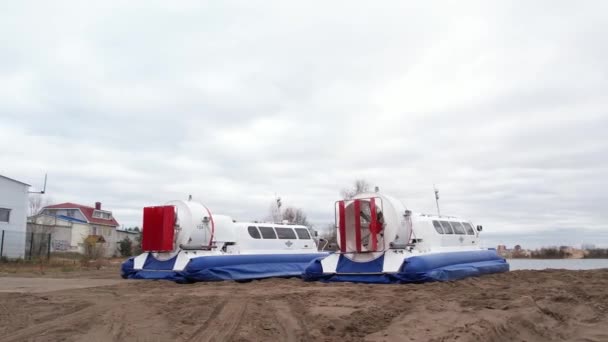 Nijni Novgorod Russia Bateau Est Debout Sur Rivage Sablonneux Prépare — Video