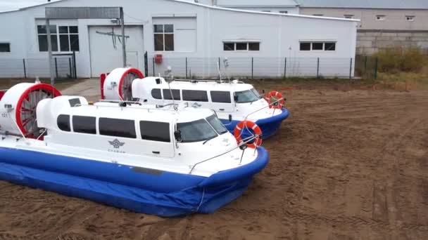 ニジニノヴゴロド Russia 21ボートは砂浜に立っており 買い手による最初の打ち上げの準備をしています — ストック動画