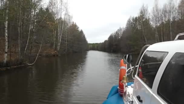 ニジニノヴゴロド Russia Aホバークラフト水に乗っています 砂浜と木々に沿って キャビンからの眺め — ストック動画