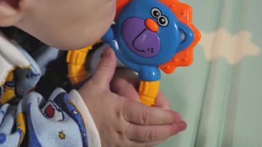 Bir bebek yerde eğitici oyuncaklarla oynuyor. Etrafta kimse yok. Güzel. Yakın çekim.