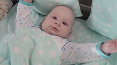 Küçük bir çocuk yemek yemeye çalışır ve yaramazlık yapar. Bebek şişesi. Yüzüne yakın.