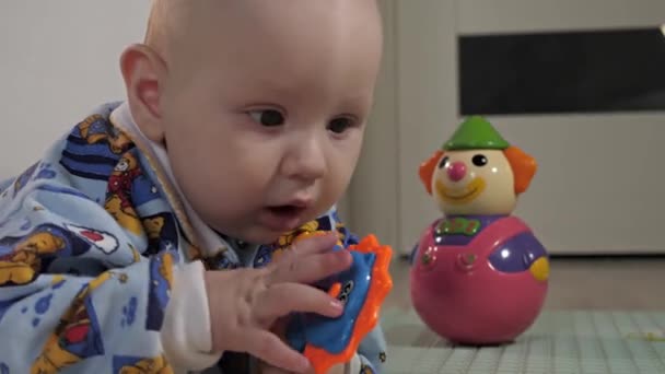 Een Baby Speelt Met Educatief Speelgoed Vloer Niemand Buurt Baby — Stockvideo