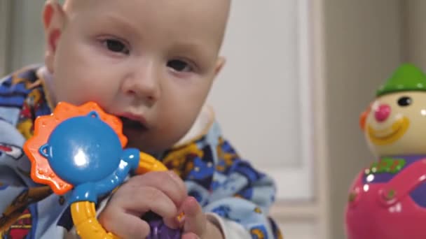 Een Baby Speelt Met Educatief Speelgoed Vloer Niemand Buurt Baby — Stockvideo