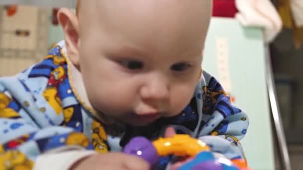 Een Baby Speelt Met Educatief Speelgoed Vloer Niemand Buurt Baby — Stockvideo