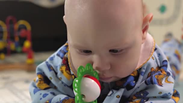 Een Baby Speelt Met Educatief Speelgoed Vloer Niemand Buurt Baby — Stockvideo