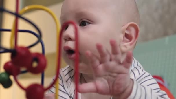 Ett Spädbarn Leker Med Pedagogiska Leksaker Golvet Det Finns Ingen — Stockvideo