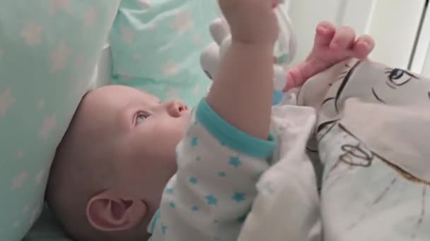 Uma Criança Pequena Tenta Comer Safada Garrafa Bebê Fechar Para — Vídeo de Stock
