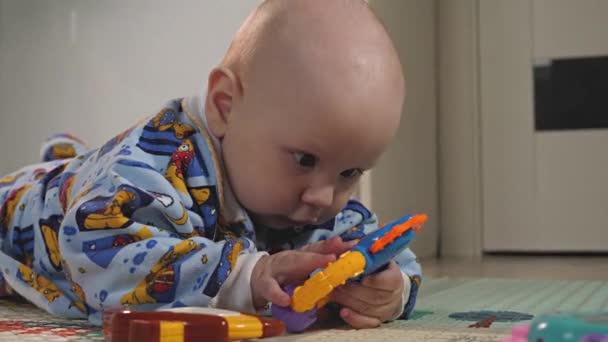 Uma Criança Está Brincando Com Brinquedos Educativos Chão Não Ninguém — Vídeo de Stock