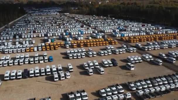 Mit Neuen Gewerblichen Und Gewerblichen Fahrzeugen Über Den Parkplatz Fliegen — Stockvideo