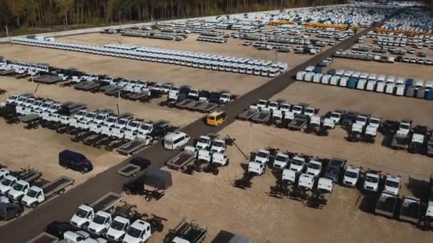 Volando Sobre Estacionamiento Con Nuevos Vehículos Comerciales Comerciales Primeros Otoños — Vídeo de stock