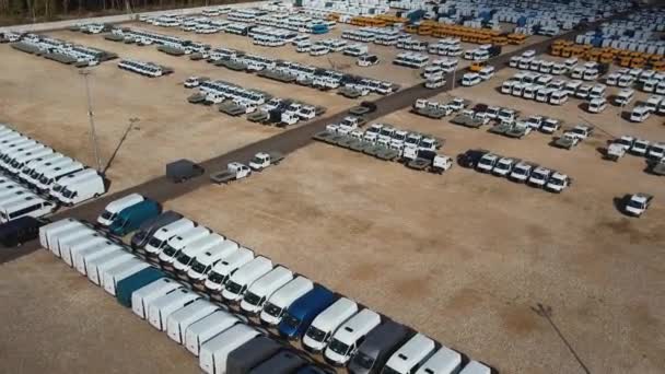 带着新的商业和商业车辆飞越停车场 航空摄影 — 图库视频影像