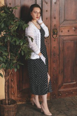 Eski moda giyinmiş genç ve güzel bir kadın.