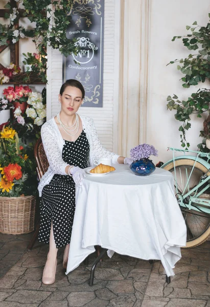 Mladá Hezká Žena Oblečená Retro Stylu Sedí Pouliční Kavárně Šálkem — Stock fotografie