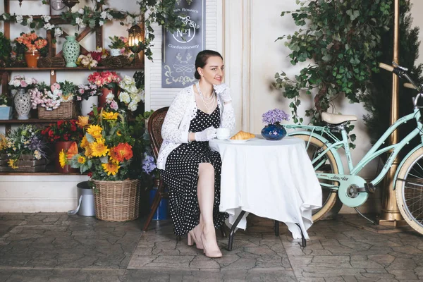 Giovane Bella Donna Vestita Stile Retrò Seduto Nel Caffè Strada — Foto Stock