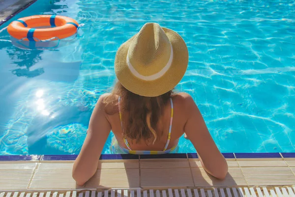 Jovem Mulher Bonita Está Relaxando Nadando Close Piscina Azul Com — Fotografia de Stock