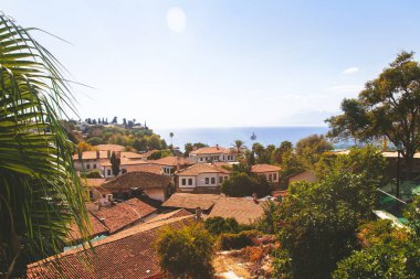 Güneşli bir sonbahar gününde eski Antalya kasabasının güzel manzarası.