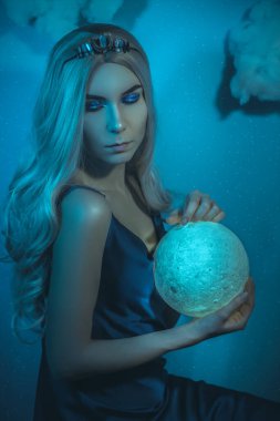 Kadın-ay kostüm yakın plan. Resim. 