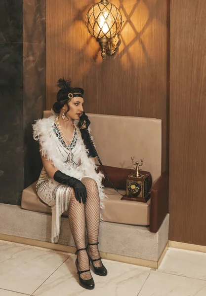 Belle Femme Près Sur Fond Décoré Sapin Style Gatsby Images De Stock Libres De Droits
