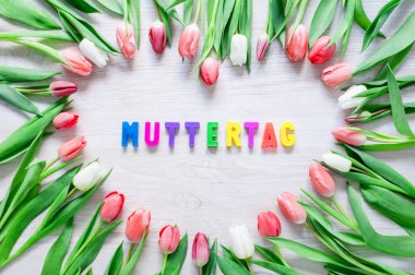 Anneler Günü için kırsal masada Kırmızı Lale Çiçekleri 'nden bir kalp.