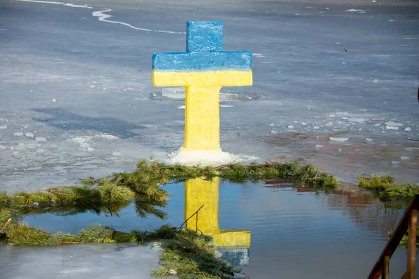 Salib Atas Lubang Dicat Dengan Warna Bendera Ukraina Pembaptisan Tuhan — Stok Foto