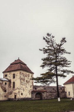 Zhovkva kasabası kilisenin bir ortaçağ meydanıdır. Sonbahar tarihi manzara fotoğrafları