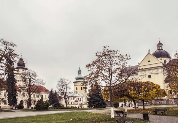Zhovkva Kasabası Kilisenin Bir Ortaçağ Meydanıdır Sonbahar Tarihi Manzara Fotoğrafları Stok Resim