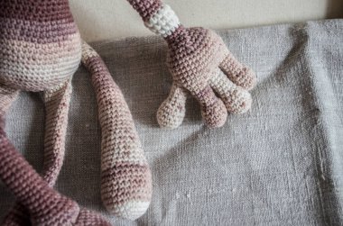 Kedi sfenksleri örülmüş bej ve mavi. El yapımı oyuncaklar.